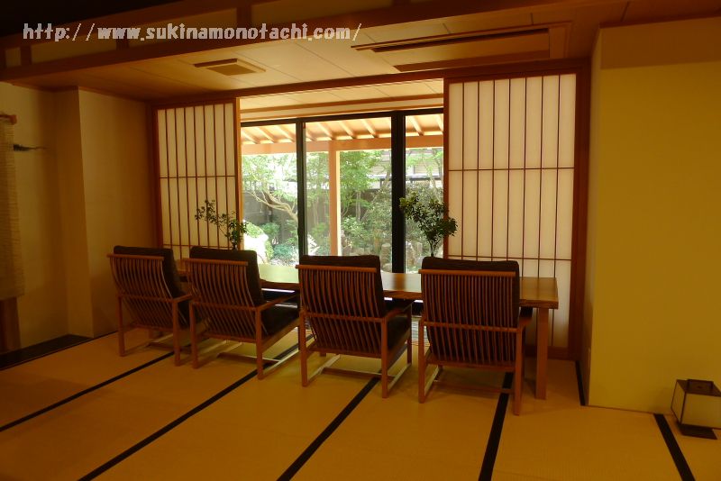 諏訪湖畔に建つ温泉旅館　萃 sui-諏訪湖のロビーにある椅子、椅子に座って景色を眺めることができる